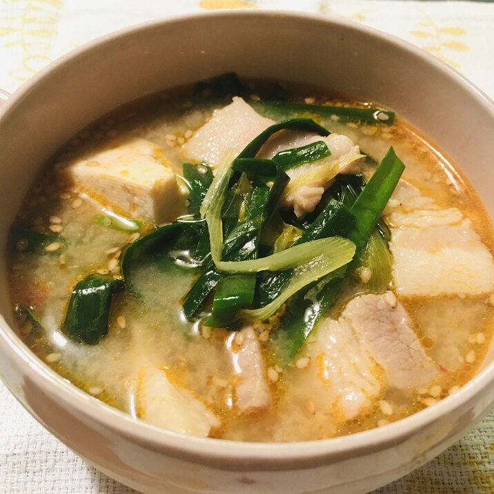 韓国風！豚バラ肉とネギの胡麻味噌スープ